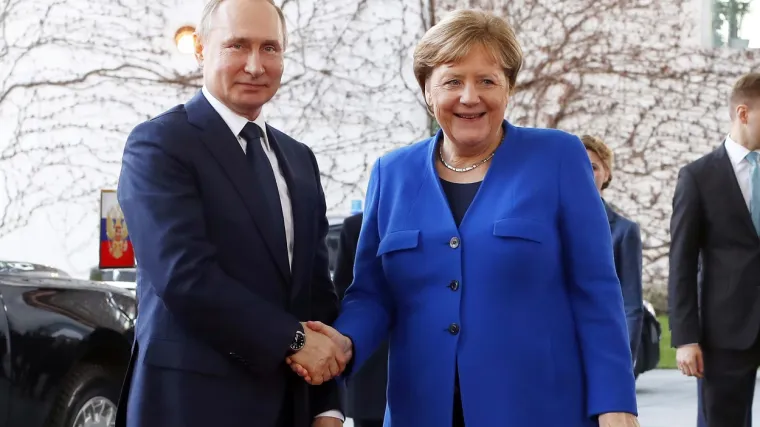 Mjesec dana prije napu&scaron;tanja pozicije Angela Merkel se susrela sa Vladimirom Putinom