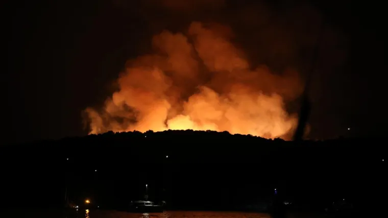 Slavili rođendan na jahti, mladić ispalio raketu pa zapalio Hvar: &Scaron;teta u požaru je oko 4 milijuna kuna