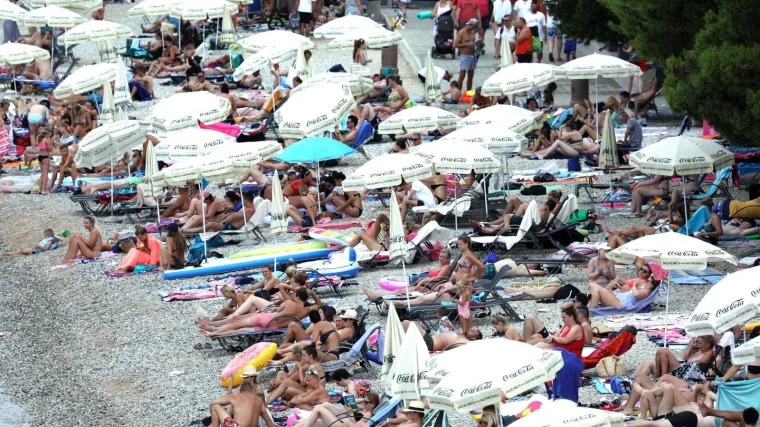 Urnebesna fotka s plaže podijelila mi&scaron;ljenja: 'Bože sačuvaj, cilu kuću prinili uz more', 'Neka ljudi uživaju'