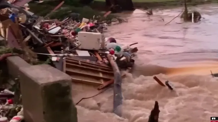 Najmanje 10 osoba izgubilo je život, među kojima i dvoje malene djece, u katastrofalnim poplavama