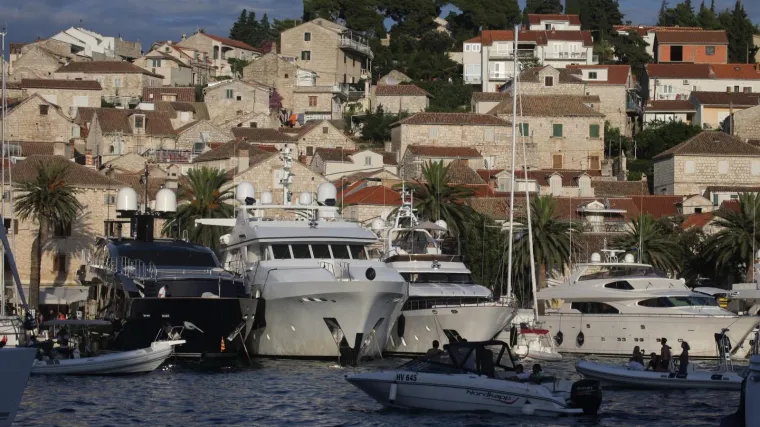 Uzavrela situacija na Hvaru: Iznajmljivači brodica se potukli, kradu jedni drugima turiste