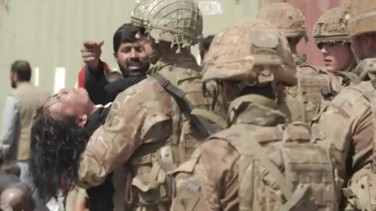 Deseci tisuća Afganistanaca poku&scaron;avaju se ukrcati na avion: Najmanje ih je sedam umrlo jer su zgnječeni u gomili