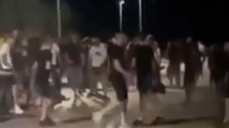 VIDEO Na dru&scaron;tvenim mrežama kruži snimka tučnjave u Primo&scaron;tenu: Huligani se gađali bakljama i kamenjem