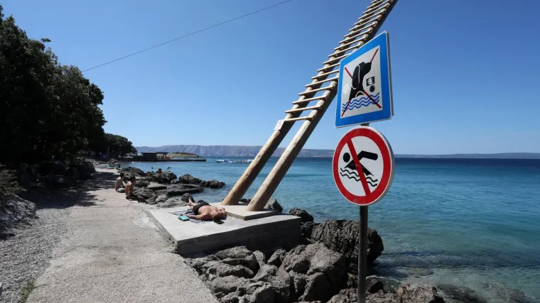 Plaža na koju su se ljudi žalili zbog fekalija, proljeva i povraćanja, opet je otvorena nakon novih inspekcija