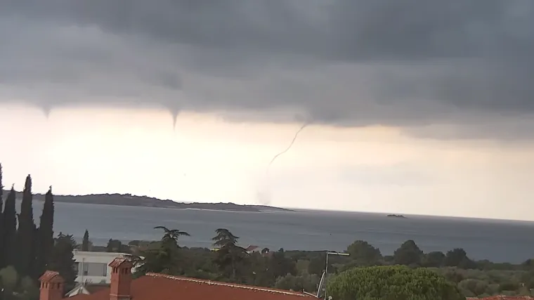 Veliko nevrijeme stiglo u Hrvatsku, pojavila se snimka pijavica kod Brijuna, u dva sata u Istri gotovo 6500 udara munja