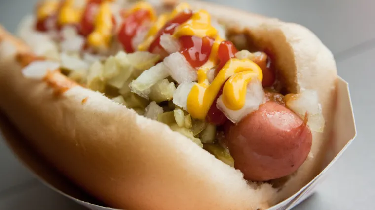 Hot-dog cijelo vrijeme jedete pogrešno! Djevojka pokazala kako ga slasno smazati - bez da se zamusate