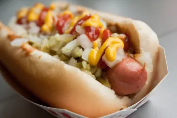 Hot-dog cijelo vrijeme jedete pogrešno! Djevojka pokazala kako ga slasno smazati - bez da se zamusate