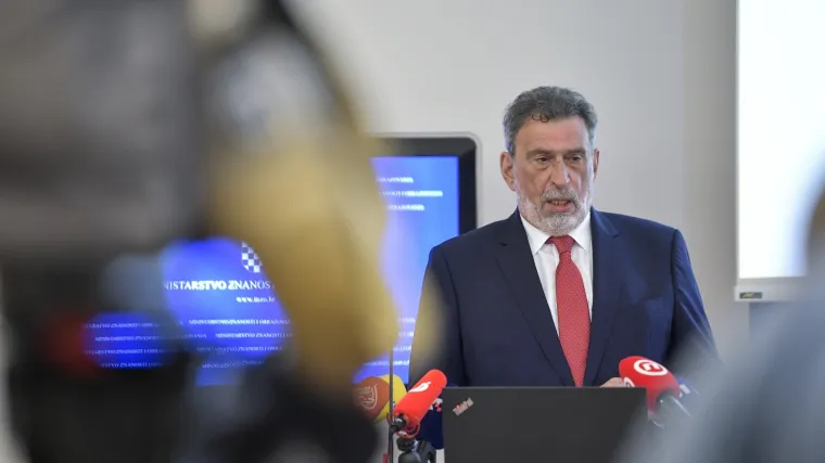 Ministar Fuchs najavio da će u petak biti objavljene najnovije mjere za predstojeću &scaron;kolsku godinu