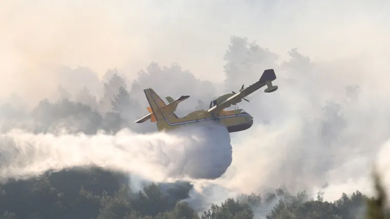 Dramatična noć kod &Scaron;ibenika: Vatra 'progutala' 40 hektara, vatrogasci obranili kuće, a u pomoć stigli i kanaderi