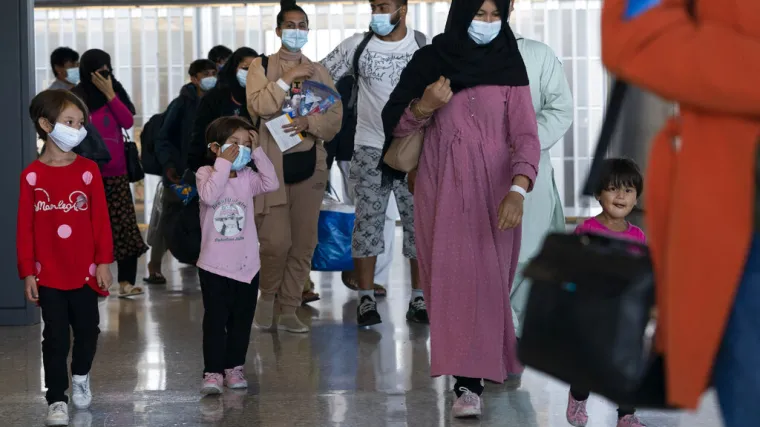 Tisuće ljudi i dalje su u zračnoj luci u Kabulu, stižu upozorenja na opasnost od terorističkog napada