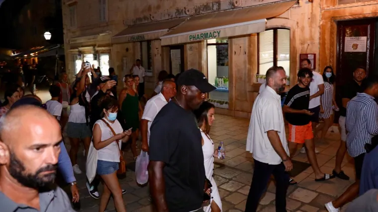 Jordanova fotografija izazvala pomutnju, nikome nije jasno &scaron;to to nosi u rukama: 'Možda je harmonika?'