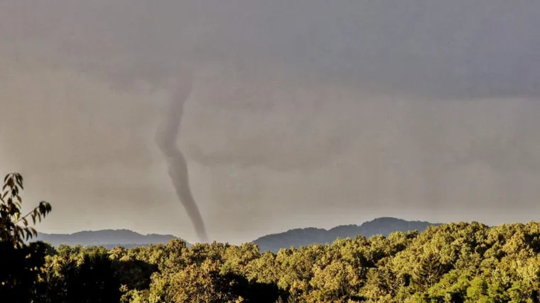 'Jo&scaron; nam je samo to falilo': Zagorski tornado zabilježen u okolici Ivanca