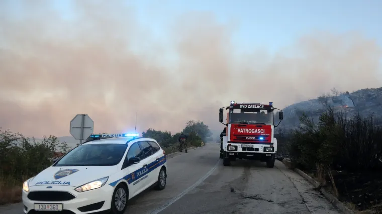 Uhićen piroman (31): Podmetnuo vi&scaron;e požara kod &Scaron;ibenika, vatra je do&scaron;la blizu kućama, a zatvorena je bila i magistrala