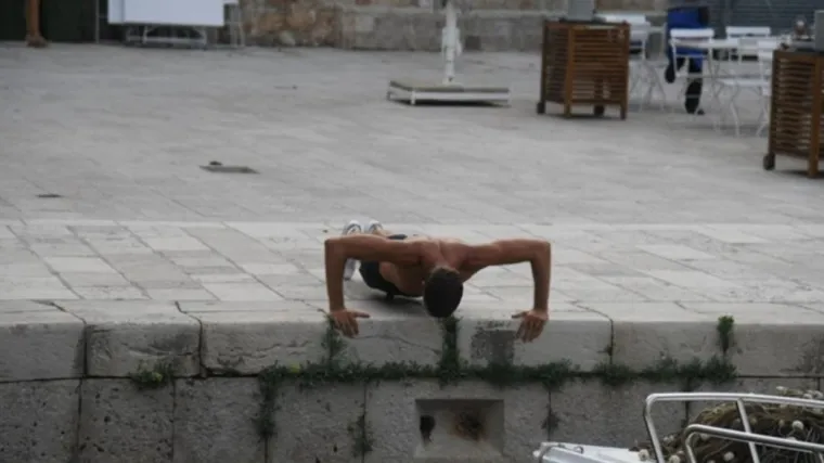 U zdravom tijelu, zdrav duh: Pernar u pauzi od posla radi sklekove