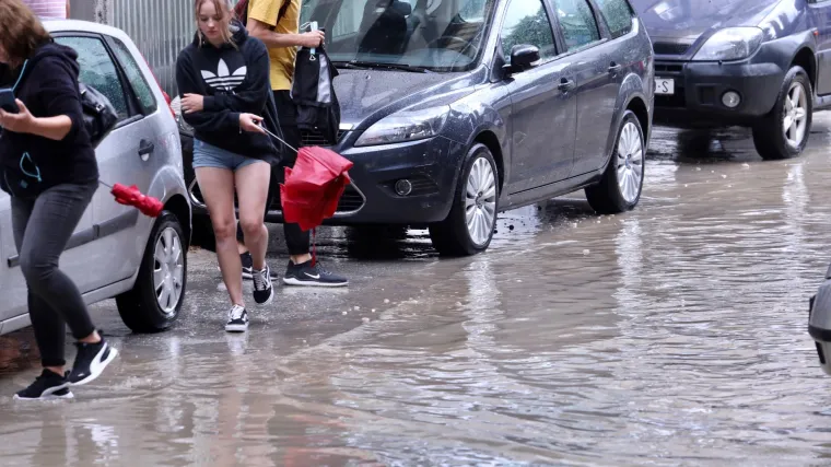 FOTO Obilna ki&scaron;a izazvala je poplavu na splitskim ulicama, Vodovod ima pune ruke posla