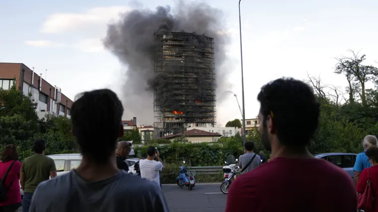 FOTO/VIDEO Veliki požar u Milanu: Vatrogasci i hitna pomoć su na terenu, zapalila se zgrada u kojoj živi 70 obitelji