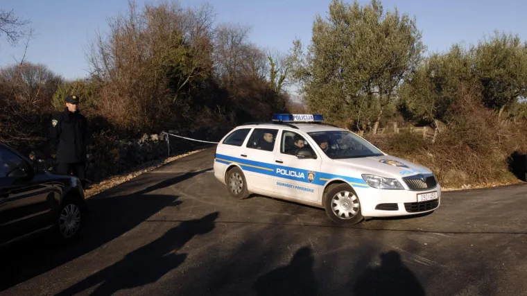 Tijelo je bilo iznad plaže; Policija privela jednu osobu