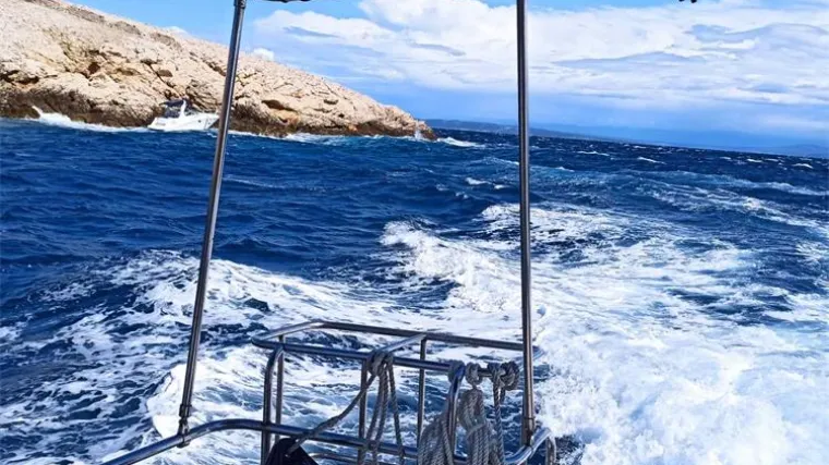 Drama kod Cresa: Brodicu na kojoj je bilo osam osoba bura je nanijela na hridi, potonula je