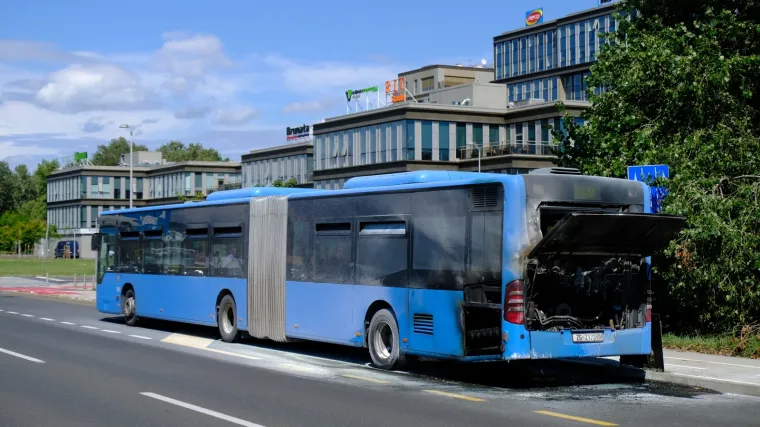 FOTO Kod Bundeka se zapalio autobus ZET-a: Vozač gasio vatru, u pomoć mu priskočili građani
