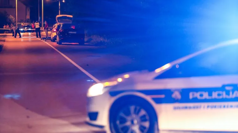 Motorist pretjecao dva automobila, sletio izvan kolnika i poginuo