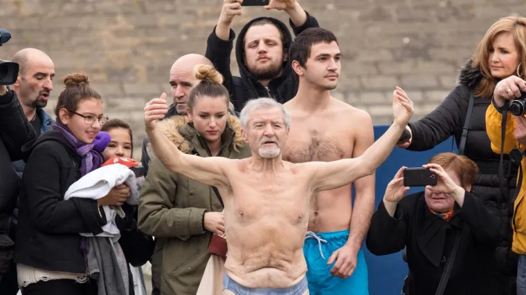 Preminuo je 'Čovjek tuljan', legendarni Du&scaron;an koji je 32 godine skakao u zaleđenu Dravu i uveseljavao sugrađane