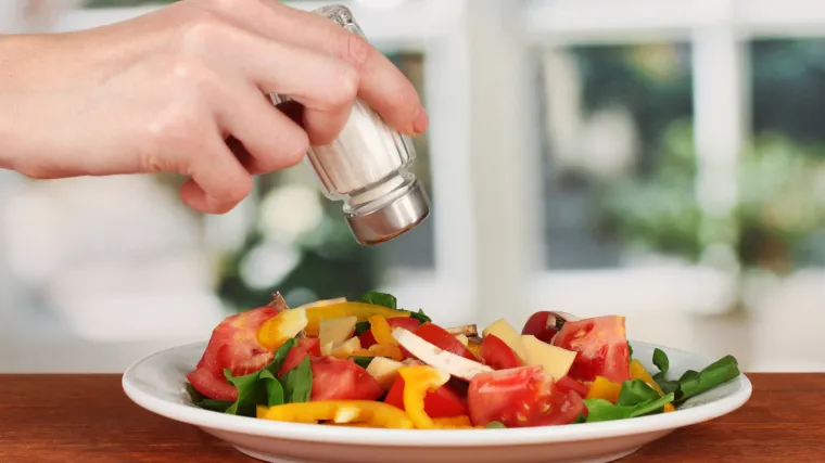 Gotovo svi na svijetu jedu vi&scaron;e soli nego &scaron;to bi trebali, ugroženi su milijuni života, no postoji rje&scaron;enje