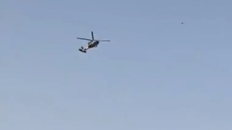 UZNEMIRUJUĆE SNIMKE Talibani se pohvalili da lete u američkim Black Hawkovima, na jednom je netko obje&scaron;en - čovjek ili lutka