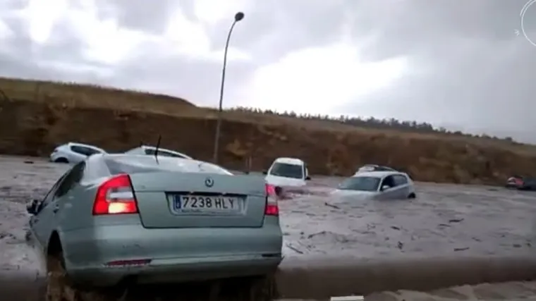 Obilne ki&scaron;e izazvale kaos, bujice nosile automobile i stabla