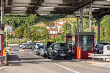 Prijetio smrću, zaključao se u auto, pokušao probiti granicu... Policajci razbili staklo i nasilno izvukli divljaka