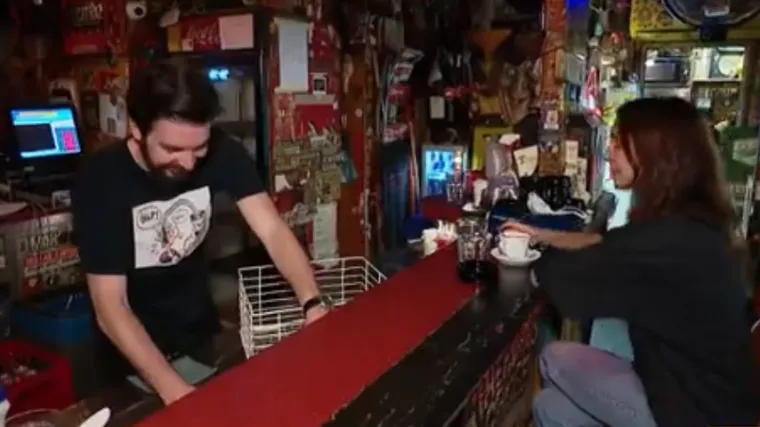 Natopljen suzama, alkoholom i radničkim znojem: Konobar ispričao preludu priču iz jednog hrvatskog kafića