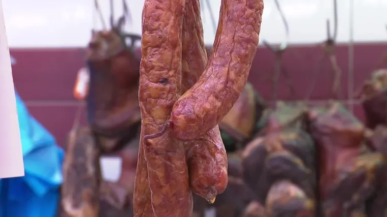 Jedna mesnica morala je povući 10 tona kobasica nakon posjeta inspekcije. Tvrde da je neovisna analiza pokazala kako u mesu nema pesticida. Najavljuju tužbu!