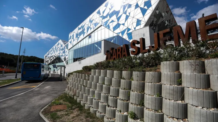 Vi&scaron;estruko preplaćena zagrebačka žičara i dalje ne radi niti prevozi putnike. Jesu li u pitanju sporni decibeli ili politički odnosi?