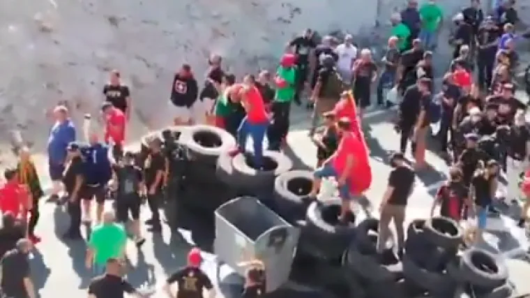 VIDEO Kaos u Crnoj Gori: Barikade na prometnicama, žestok sukob prosvjednika s policijom