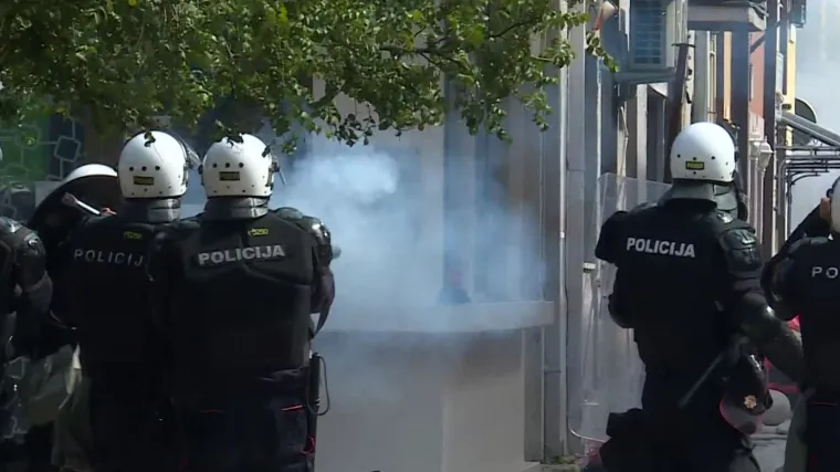 Ulice i trgovi Cetinja kao ratna zona: U sukobu građana i policije letjeli suzavci, kamenje, boce, baklje...
