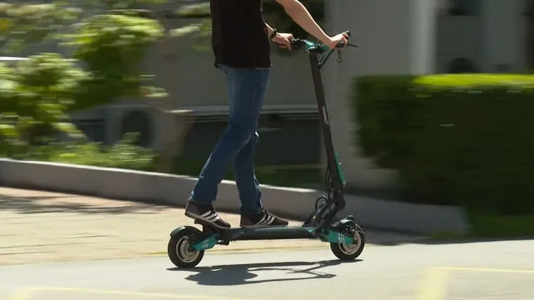 Vozač električnog romobila naletio je na ženu, ozlijedio ju i pobjegao: Policija traga za njim