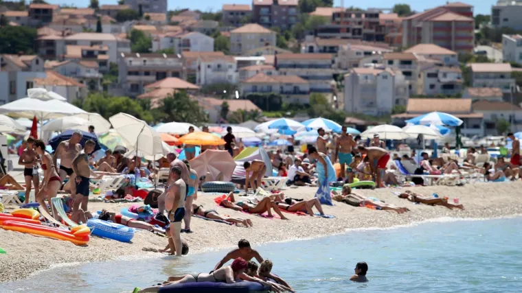 Turisti su 'bauljali' po mraku, iznajmljivači 'ludjeli', a sad se doznalo: Hrvatski otok ostao bez struje zbog - &scaron;takora