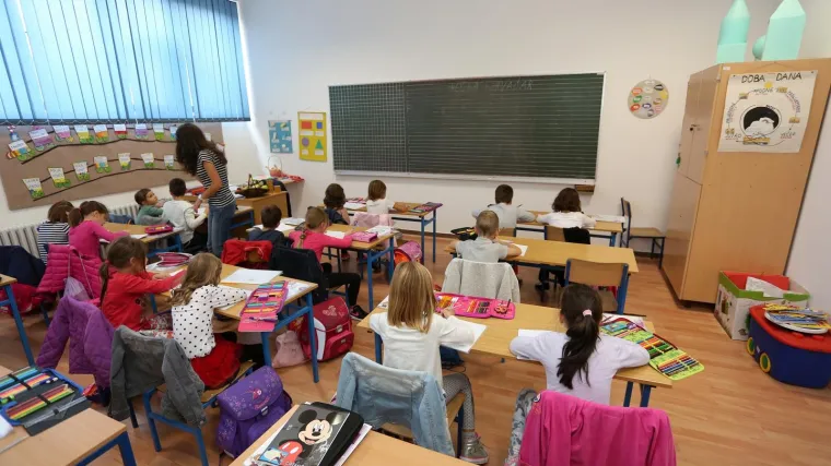 Incident u osnovnoj &scaron;koli: Antimaskeri upali u &scaron;kolu u Zagorju, spremačica od &scaron;oka zavr&scaron;ila na hitnoj