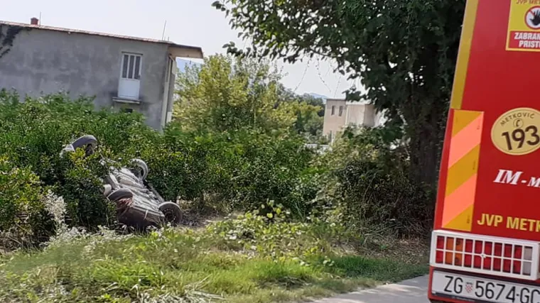Nesreća u Metkoviću, mu&scaron;karac poginuo kada je ispao iz auta koji se nakon slijetanja s kolnika prevrnuo