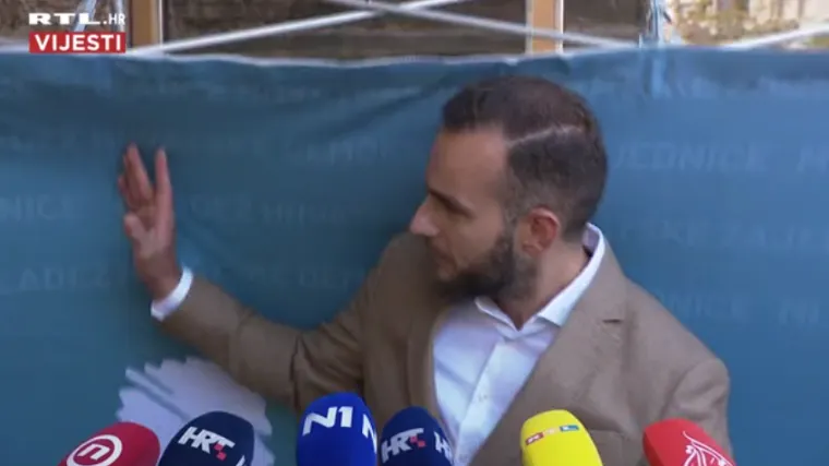 Na ministra Aladrovića sru&scaron;io se pano stranačke mladeži: 'Preživio sam... ruka je OK'