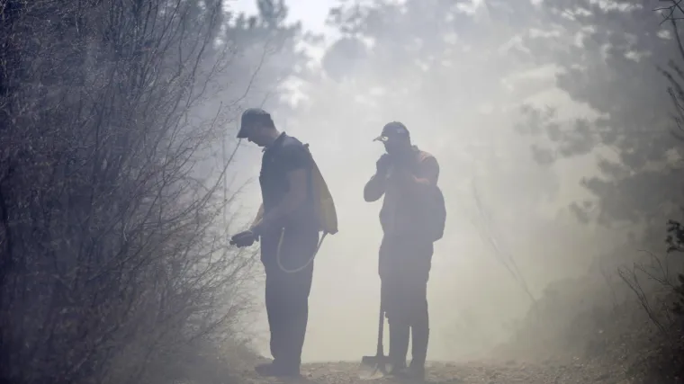 Ogroman požar kod Udbine, gori Krbavsko polje! Vatrogasci su obranili kuće, a zbog dima je bio obustavljen i promet
