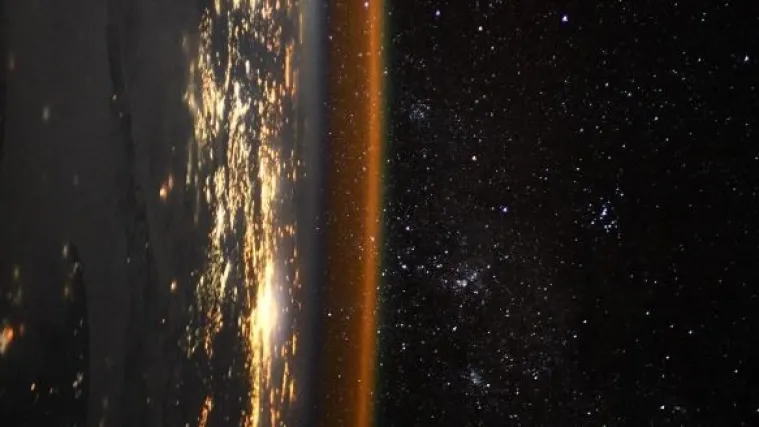 Svjetla gradova i svjetla zvijezda: Ova fotografija Zemlje s Međunarodne svemirske stanice kao da je iz SF filma