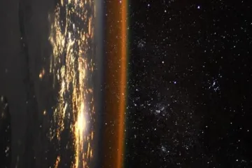 Svjetla gradova i svjetla zvijezda: Ova fotografija Zemlje s Međunarodne svemirske stanice kao da je iz SF filma