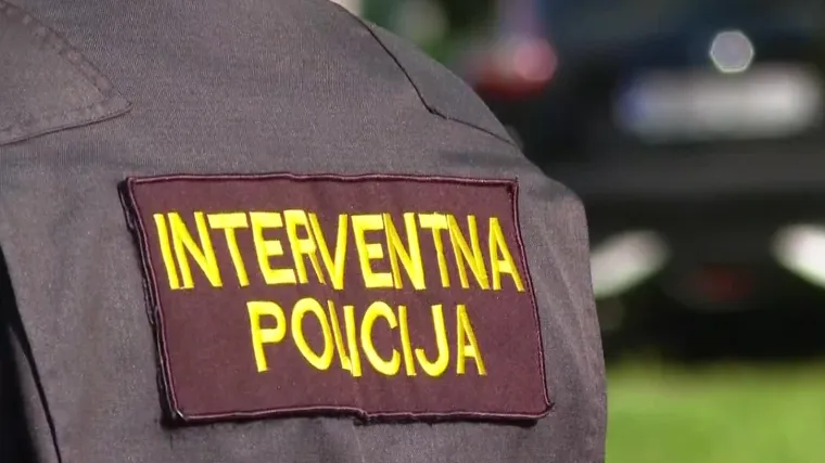 Interventni policajci, za&scaron;titari i inspekcija u osnovnoj &scaron;koli u Zagorju zbog roditelja dječaka bez maske. Stigao je i krizni tim za psiholo&scaron;ku pomoć
