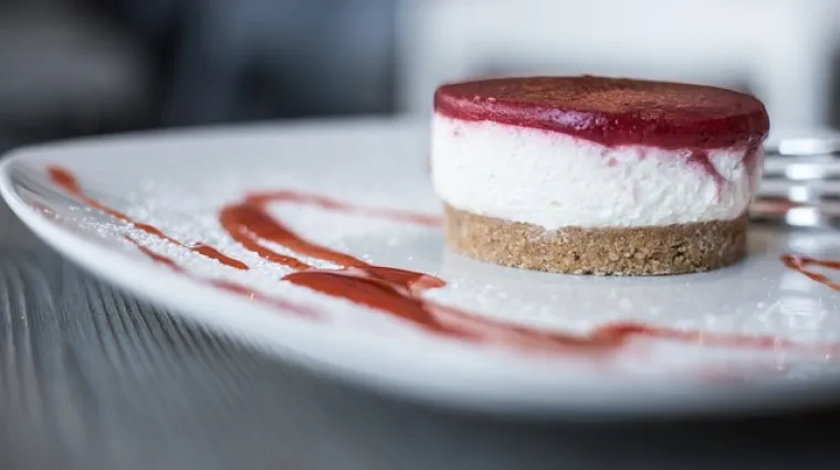 Panna cotta od vanilije s preljevom od malina osvježavajući desert