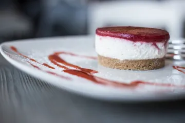 Panna cotta od vanilije s preljevom od malina osvježavajući desert