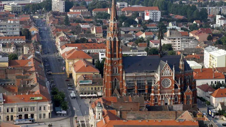Komad fasade u Osijeku pao u kolica s bebom! Majka u &scaron;oku: 'Koliki je komad pao, mogao je ozlijediti i odraslu osobu'