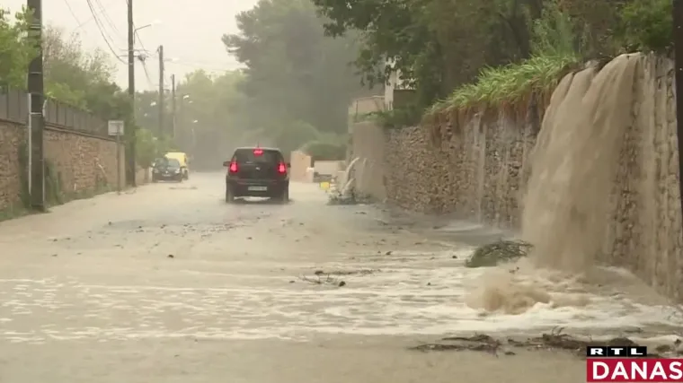 Poplave na jugu Francuske: Ceste pretvorene u rijeke i jezera, traga se za ljudima, o&scaron;tećena brojna naselja...