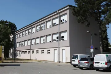 Policija za RTL.hr o incidentu u školi: Pijan došao na roditeljski sastanak, vikao, mahao nožem i zabio ga u stol