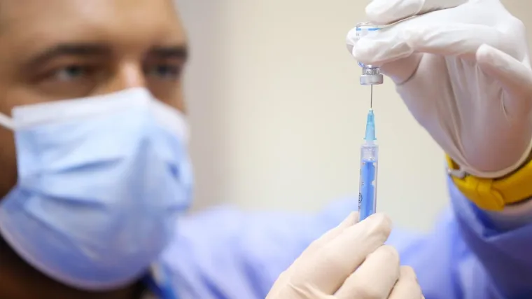 Studija otkrila koliko je među umrlima bilo onih koji su protiv koronavirusa cijepljeni s dvije doze