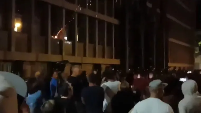 VIDEO Neredi u Ljubljani: Protivnici covid mjera iza&scaron;li na ulice, bacaju baklje na parlament